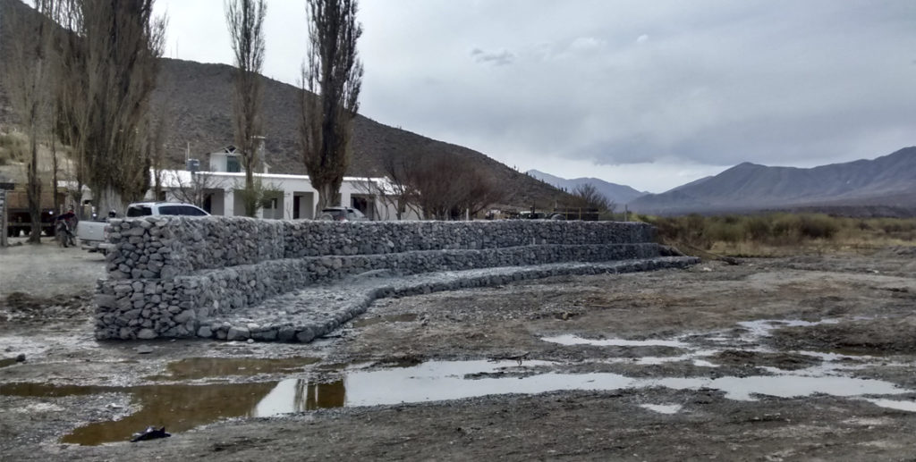 Construcción defensas en río, Paraje Las Cortaderas