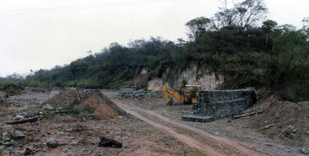 Construcción defensas con piedra bola embolsada